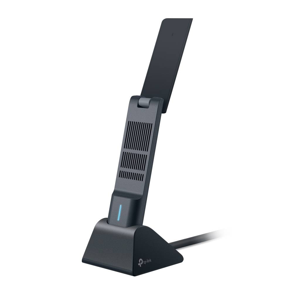 Schwarzer USB-Wireless-Adapter mit aufrechter Antenne auf einer Desktop-Basis, mit blauer Statusleuchte und angeschlossenem Kabel.