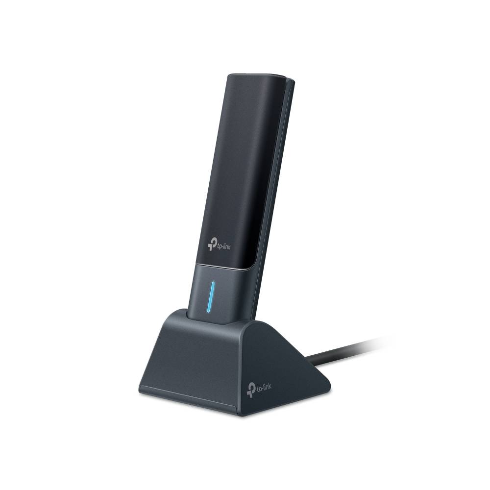 Schwarzer TP-Link-Wireless-Adapter, der in einer Ladestation steht, mit blauem Anzeigelicht und angeschlossenem Kabel.