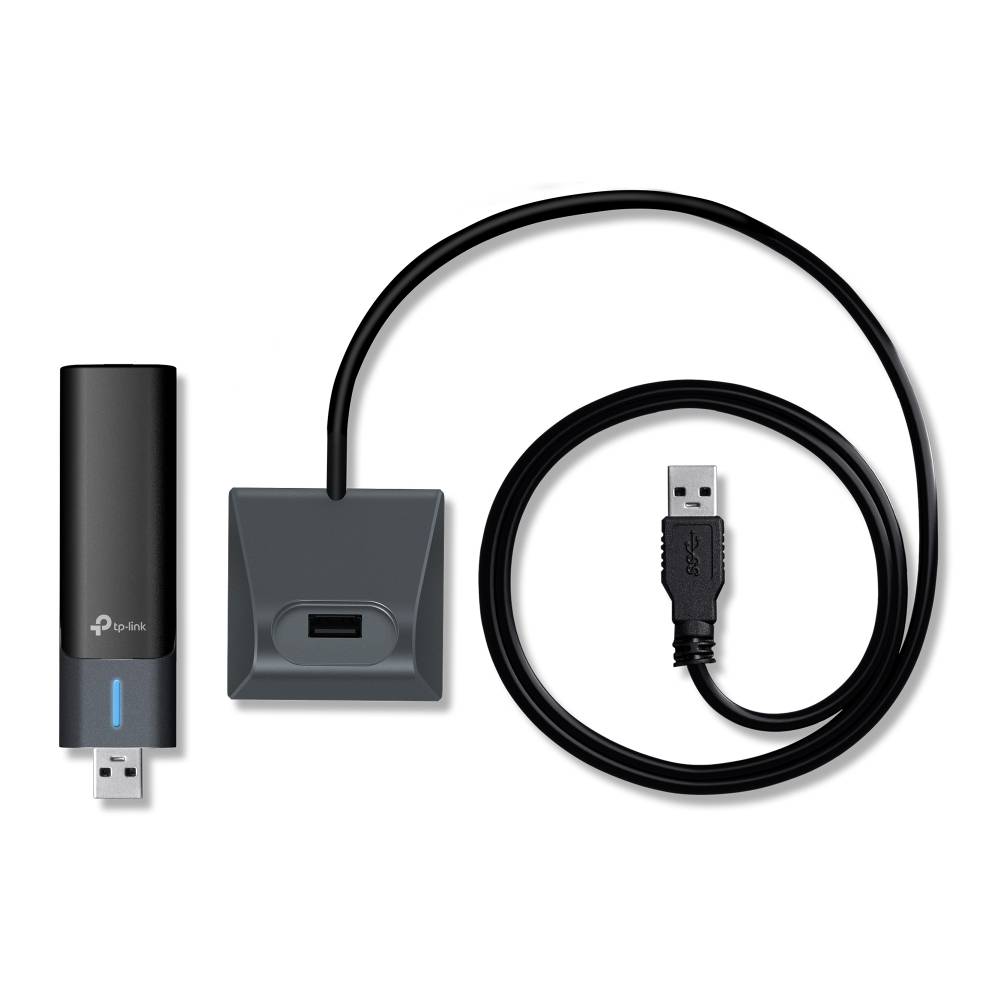 Kompaktes USB-Stromset mit schwarzem Kabel, quadratischem Adapter-Block und kleinem USB-Dongle auf weißem Hintergrund.