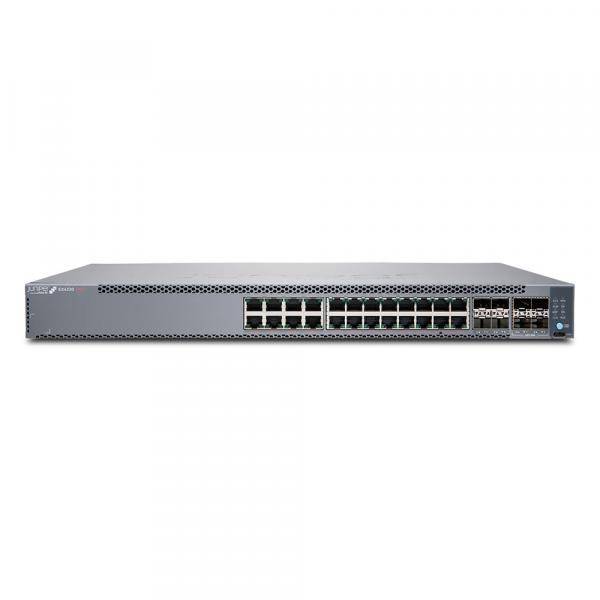 Vorderansicht eines in einem Rack montierten Netzwerk-Switches mit mehreren Ethernet-Anschlüssen auf einfachem weißem Hintergrund.