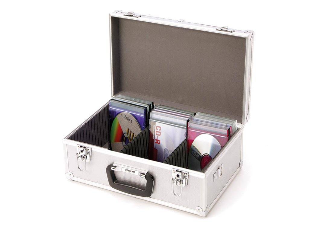 Offener silberner Tragekoffer mit mehreren CD-Discs in Kunststoffhüllen, aufrecht organisiert mit Trennblättern.
