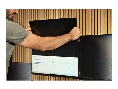 Eine Person justiert einen Monitor, der an einer Holzvertäfelung montiert ist. Auf dem Bildschirm werden Grafiken und Diagramme angezeigt, darunter ein Balkendiagramm und Datenpunkte.