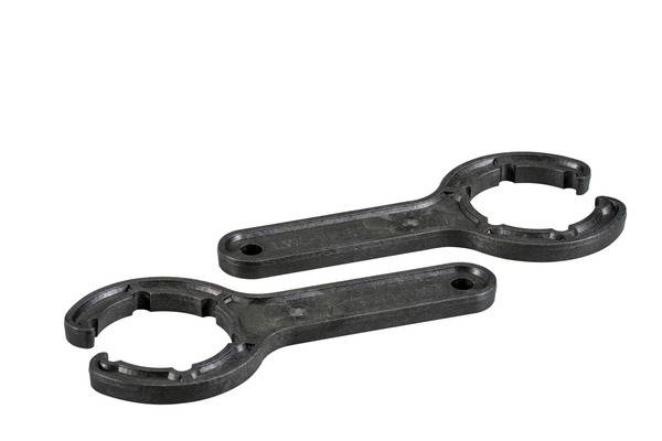 Zwei Metallschlüssel mit kreisförmigen Öffnungen an einem Ende, konstruiert zum Greifen und Drehen von Muttern oder Schrauben.