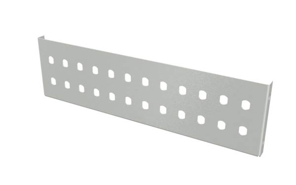 Ein Metallstreifen mit zwei Reihen gleichmäßig verteilter quadratischer Löcher, der zur Abstützung oder Verbindung von Strukturbauteilen verwendet wird.