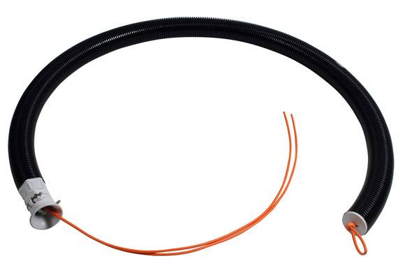 Aufgerollter schwarzer Schlauch mit zwei dünnen, orangefarbenen Drähten, die an einem Ende herausragen, vor einem einfachen weißen Hintergrund.