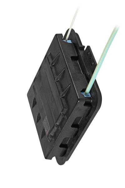 Nahaufnahme eines schwarzen, quadratischen elektronischen Geräts mit zwei herausstehenden Kabeln oben.