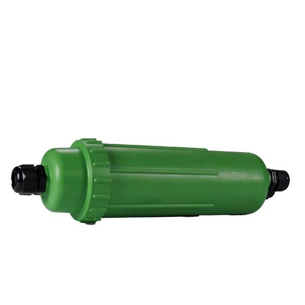 Grüner zylindrischer Wasserfilter mit schwarzen Endkappen, ausgelegt für den Anschluss an ein Filtrationsystem.