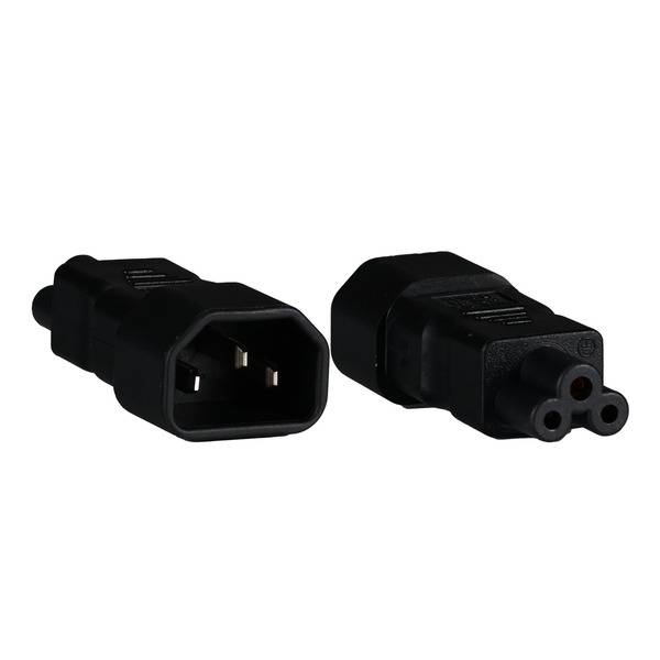 Zwei schwarze Stromstecker, einer mit einer dreipoligen Buchse nach vorne zeigend, der andere mit einem dreipoligen Stecker nach oben zeigend, isoliert auf weißem Hintergrund.