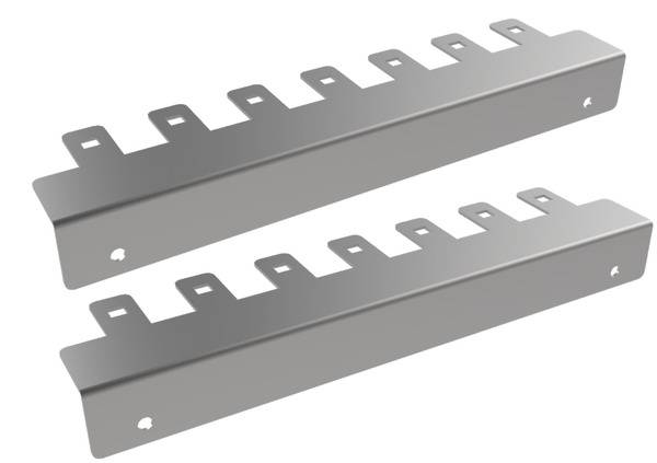 Zwei Metallklammerteile mit mehreren gekerbten Laschen, die parallel ausgerichtet sind und zum Montieren oder Stützen von Gegenständen verwendet werden.