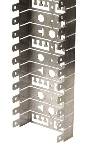 Ein Stapel von Metallhalterungen mit verschiedenen Löchern und Schlitzen, die zum Montieren oder zur strukturellen Unterstützung ausgelegt sind, aus einem Winkel betrachtet.
