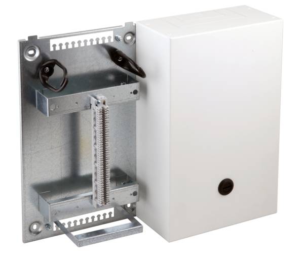 Eine leere weiße Elektrobox mit einem offenen Metallrahmen und zwei vorstehenden Verschlüssen auf der linken Seite, vorgesehen zur Wandmontage.