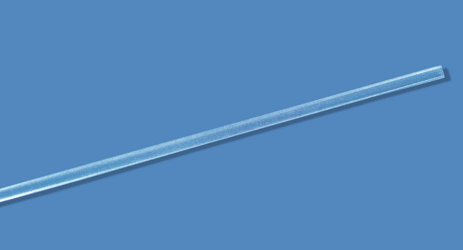 Ein dünner, transparenter Glasstab diagonal auf einem soliden blauen Hintergrund positioniert.