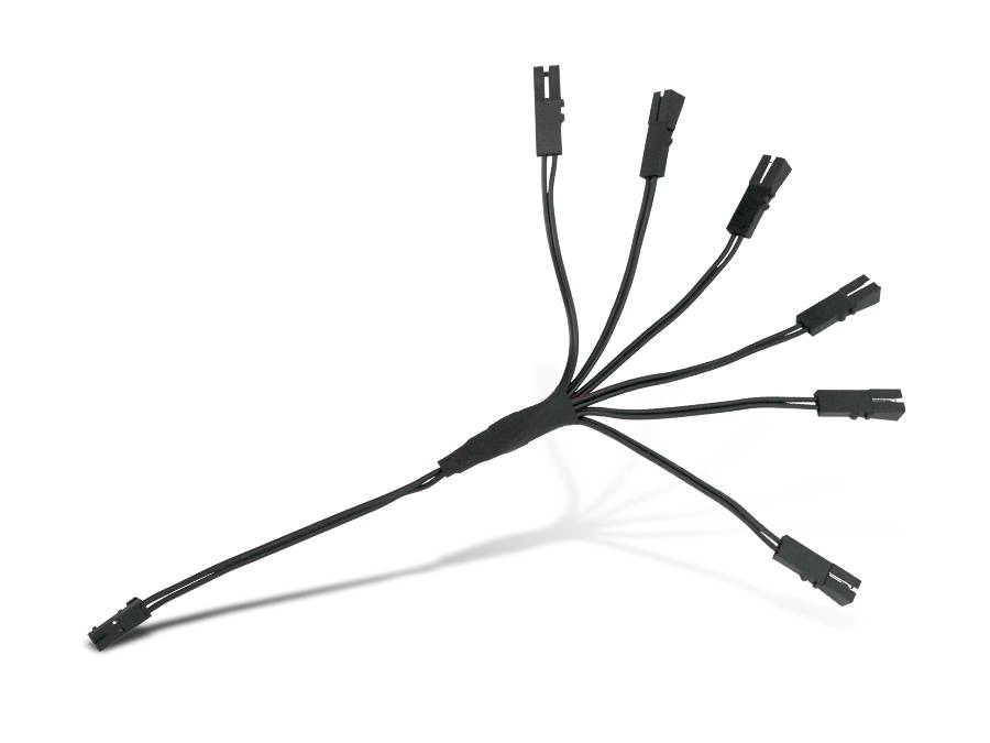 Ein schwarzer Kabelverteiler mit einem Eingang, der zu fünf Ausgängen führt, wobei jeder Ausgang mit Steckverbindern endet. Der Hintergrund ist einfach weiß.