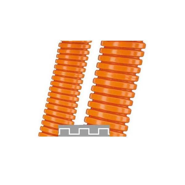 Zwei parallele orangefarbene gewellte Rohre über einem grauen gezahnten Zahnrad, die mechanische oder industrielle Ausrüstung andeuten.