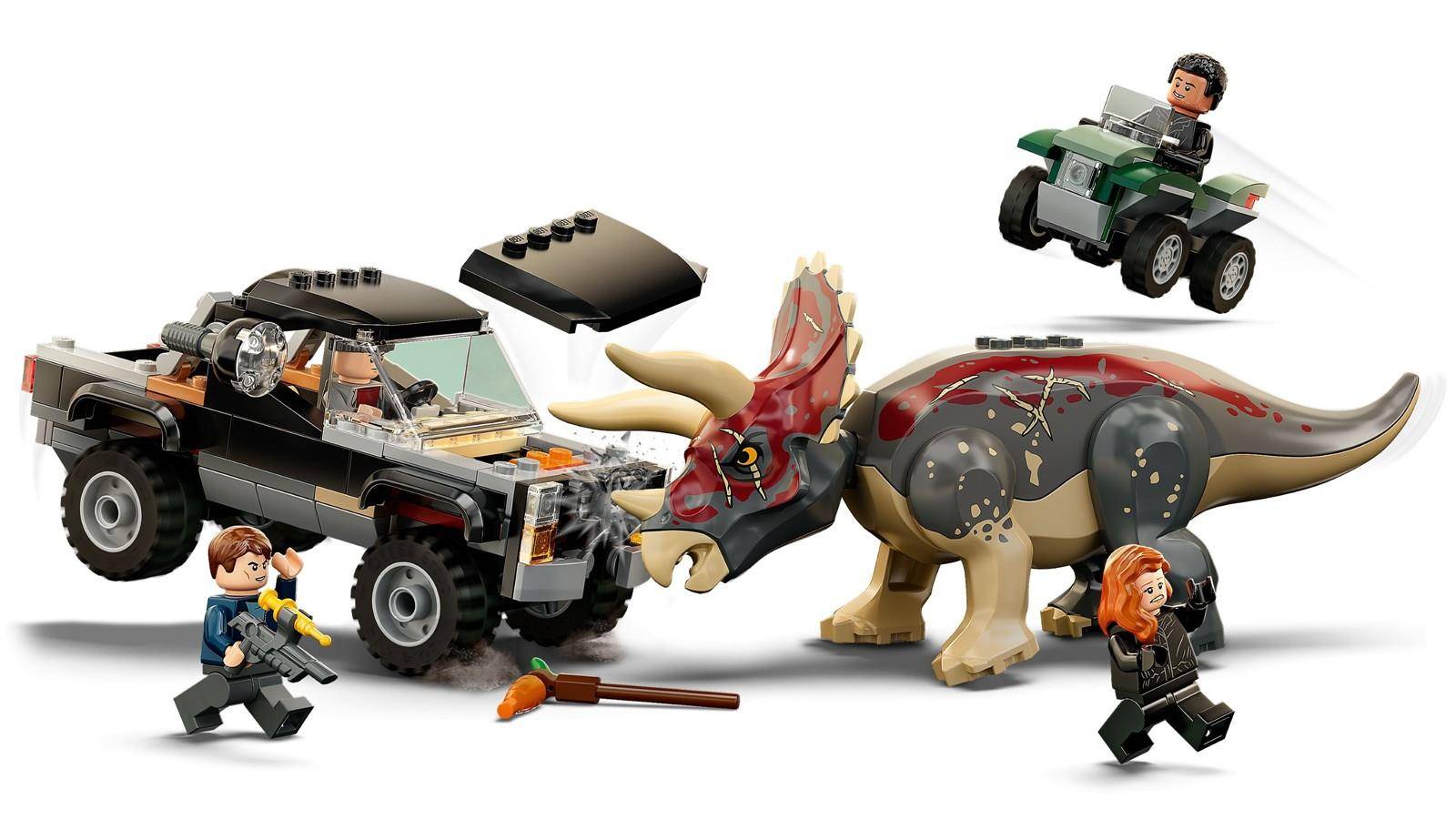LEGO Jurassic World Szenerie mit einem Triceratops neben einem schwarzen Fahrzeug, zwei Minifiguren und einem kleinen grünen Quad-Bike auf weißem Hintergrund.