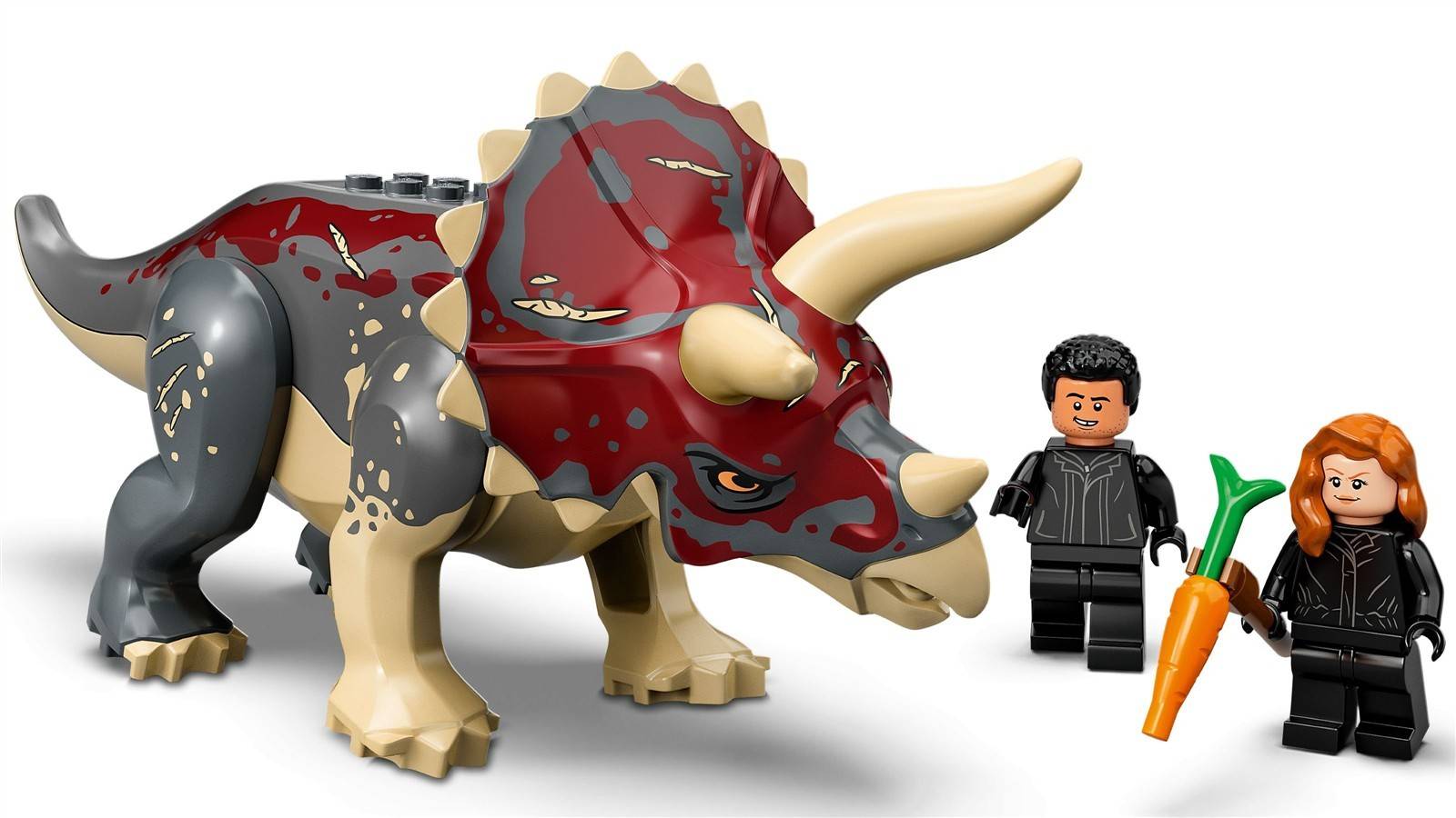 LEGO-ähnlicher Triceratops mit zwei Minifiguren, eine hält eine Karotte, in einer Dinosaurier-Szene auf weißem Hintergrund posiert.