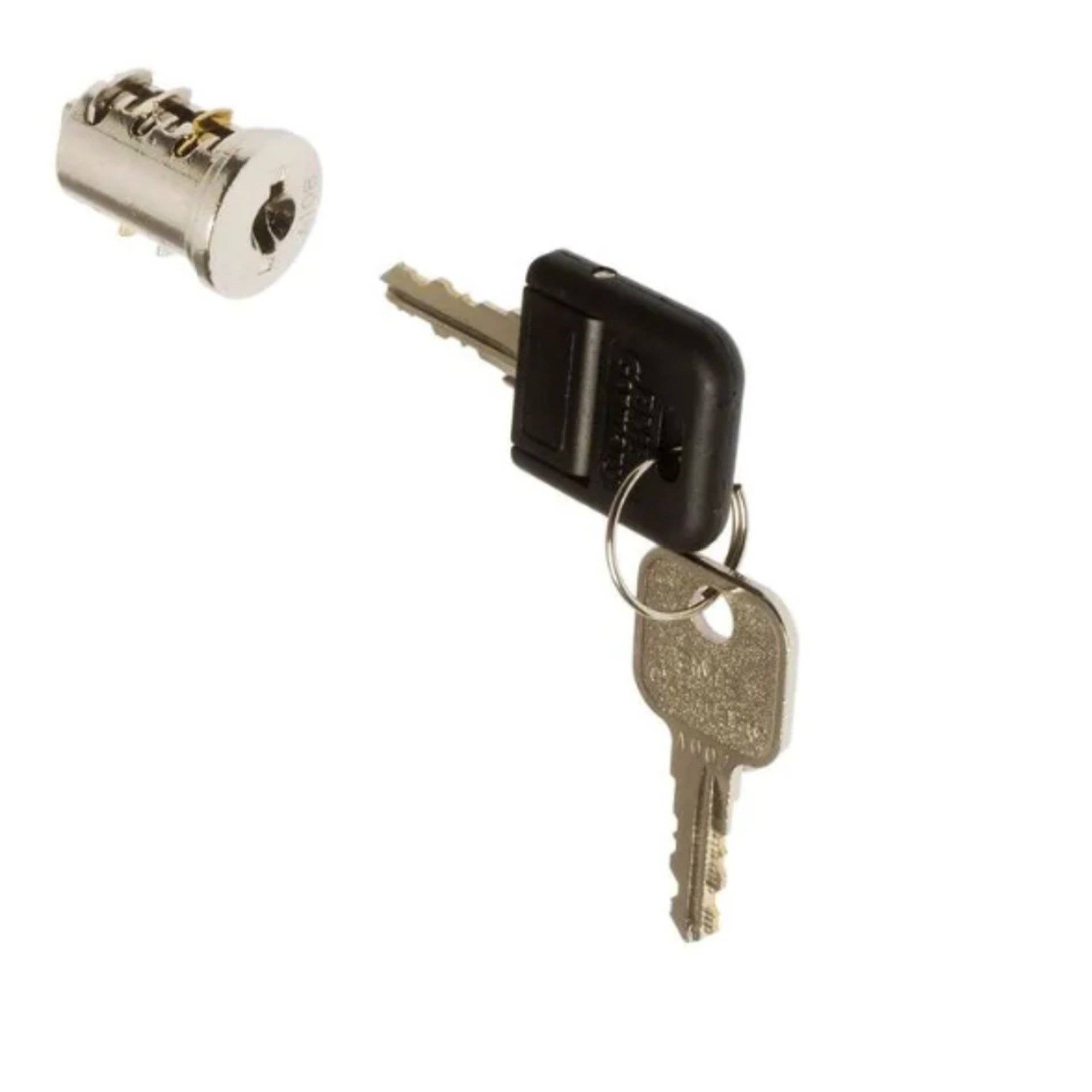 Ein silberner Schlosszylinder und ein schwarzer Autoschlüssel mit zwei angebrachten Schlüsseln, isoliert auf weißem Hintergrund.