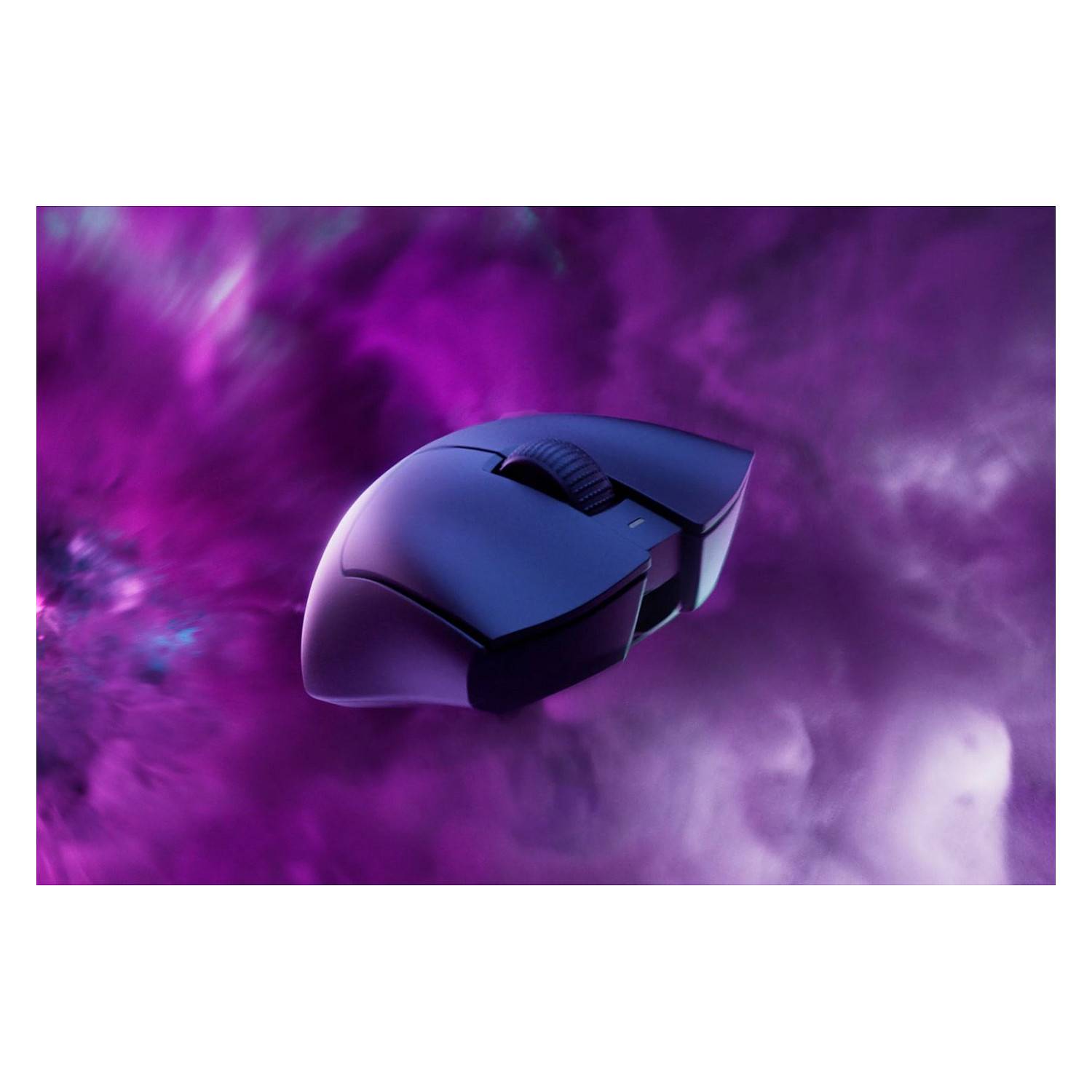 Eine schlanke, dunkelviolette Gaming-Maus schwebt über einem lebendigen violetten, wolkigen Hintergrund und suggeriert Geschwindigkeit und Präzision.