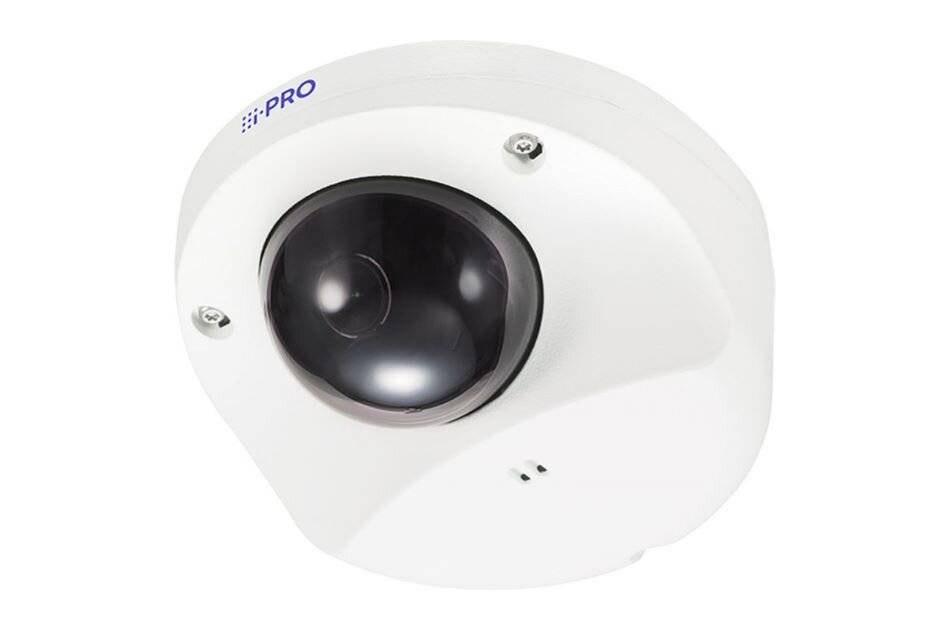 Weiße Domenkamera mit schwarzem Fisheye-Objektiv, vor neutralem Hintergrund dargestellt.