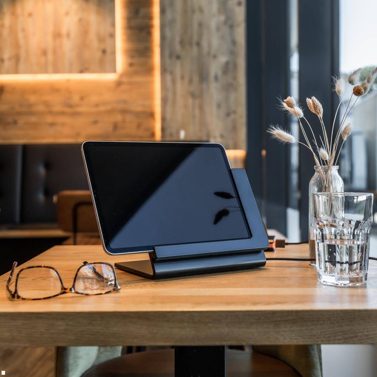 TabLines TTP012B Tabletständer Tisch Plug für iPad Pro 13 (M4), schwarz