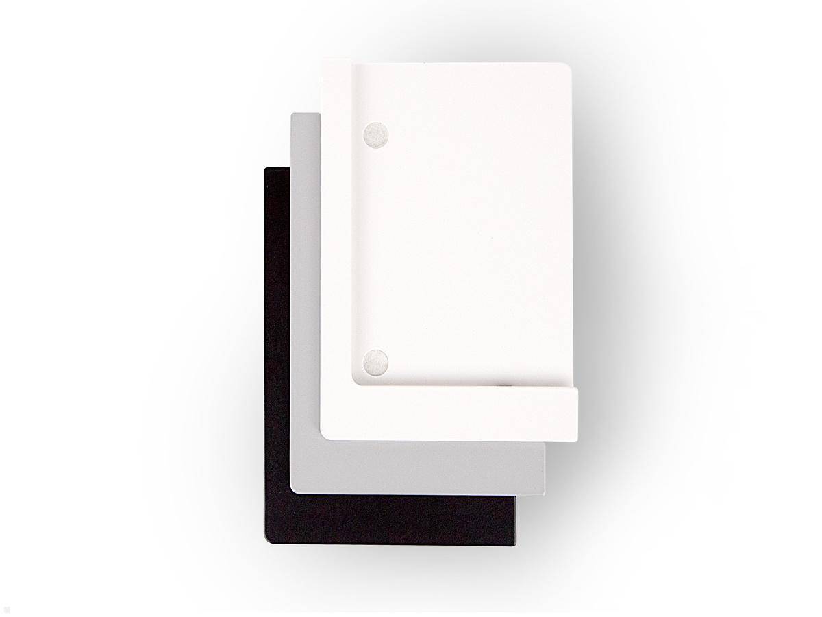 Wandbeleuchtungshalterungen im Stil der Wall Street in weißen, grauen und schwarzen Schattierungen sind gestapelt und zeigen unterschiedliche Oberflächen und Materialtexturen.