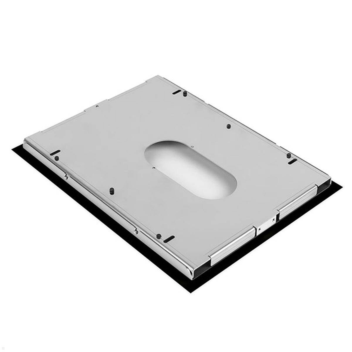 Eine metallische rechteckige Komponente mit einer zentralen ovalen Ausschnitt, die mehrere Schraubenlöcher aufweist, liegt auf einer dunklen Oberfläche.