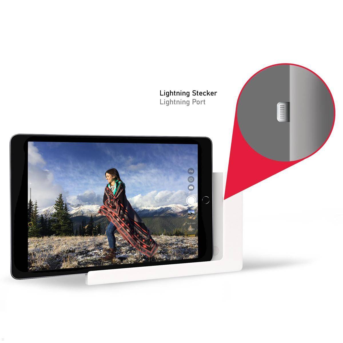 Ein Tablet auf einem Ständer zeigt eine Frau im Freien in einer Gebirgslandschaft. Ein vergrößerter Ausschnitt hebt den 'Lightning-Anschluss' des Tablets hervor.