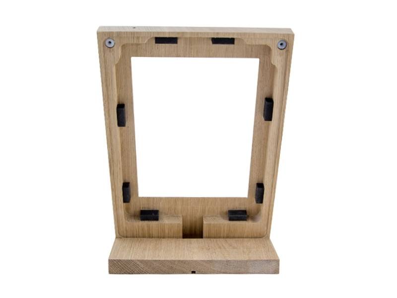 Holzständer mit einem rechteckigen Rahmen zum aufrechten Halten eines Gegenstands. Schwarze Filzpolster befinden sich in den Rahmenecken.