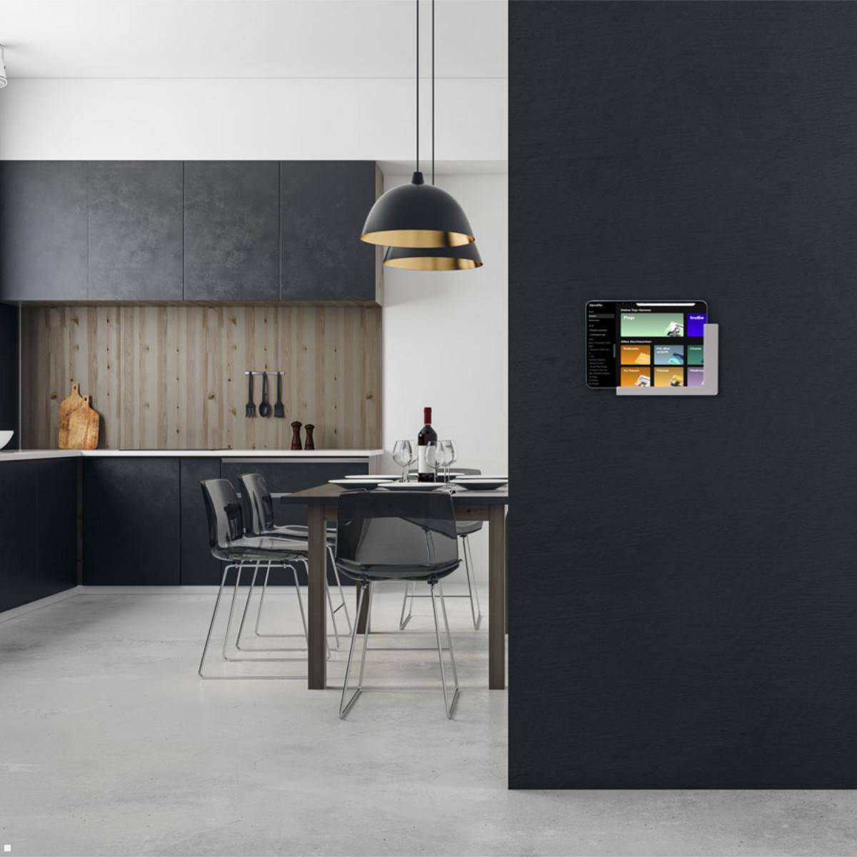 Eine moderne Küche verfügt über einen eleganten schwarzen Esstisch mit Stühlen, einen Holz-Fliesenspiegel und einen digitalen Smart-Bildschirm, der an einer dunklen Wand montiert ist.