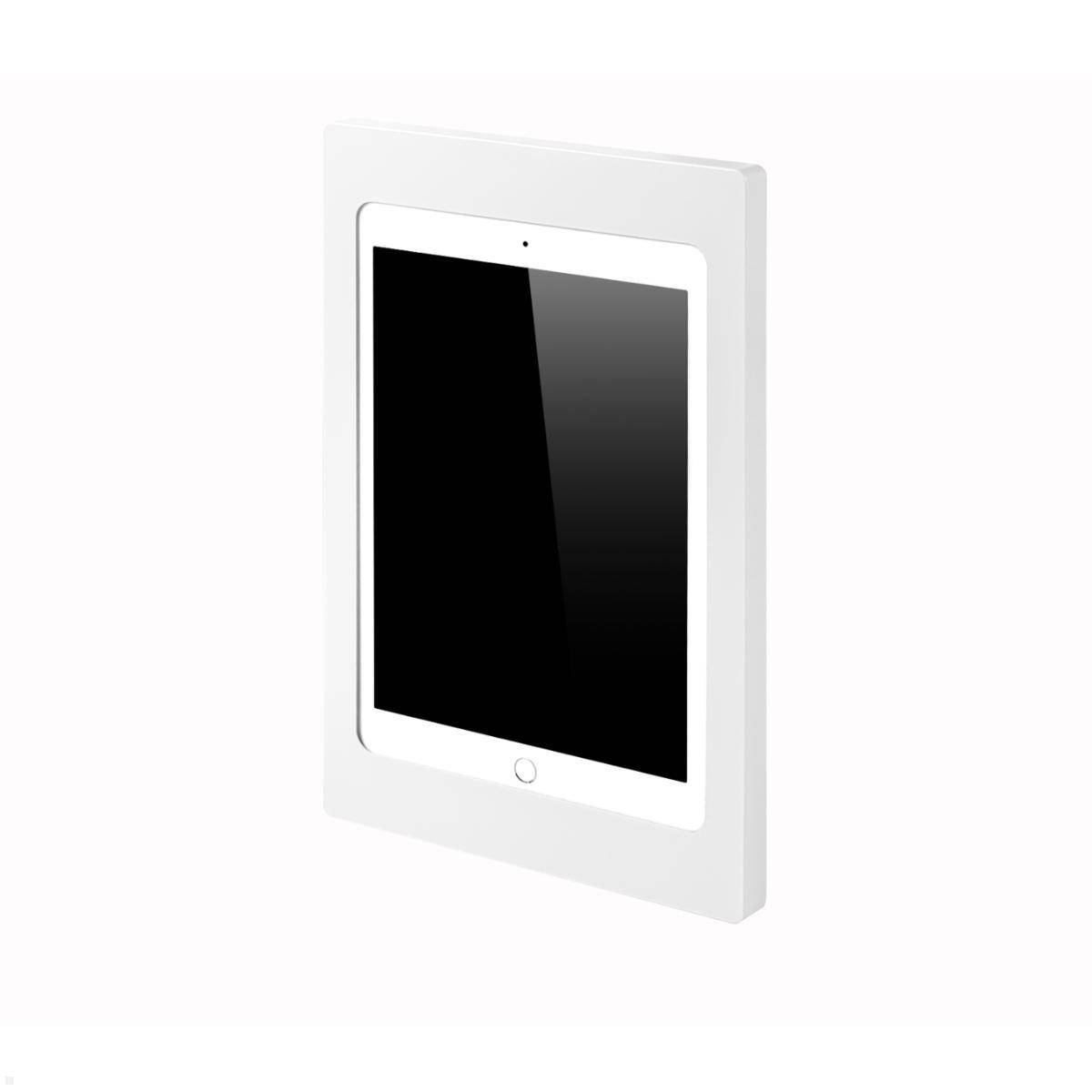 Tablet, der in einem weißen Wandrahmen montiert ist, Bildschirm nach vorne gerichtet.