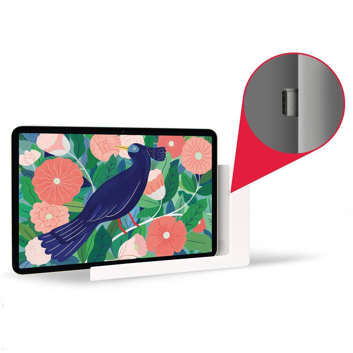 Tablet mit Blumentapete und stilisiertem Vogel, auf einem weißen Ständer montiert. Eine Einblendung zeigt eine Nahaufnahme des Ladeanschlusses an der Seite.