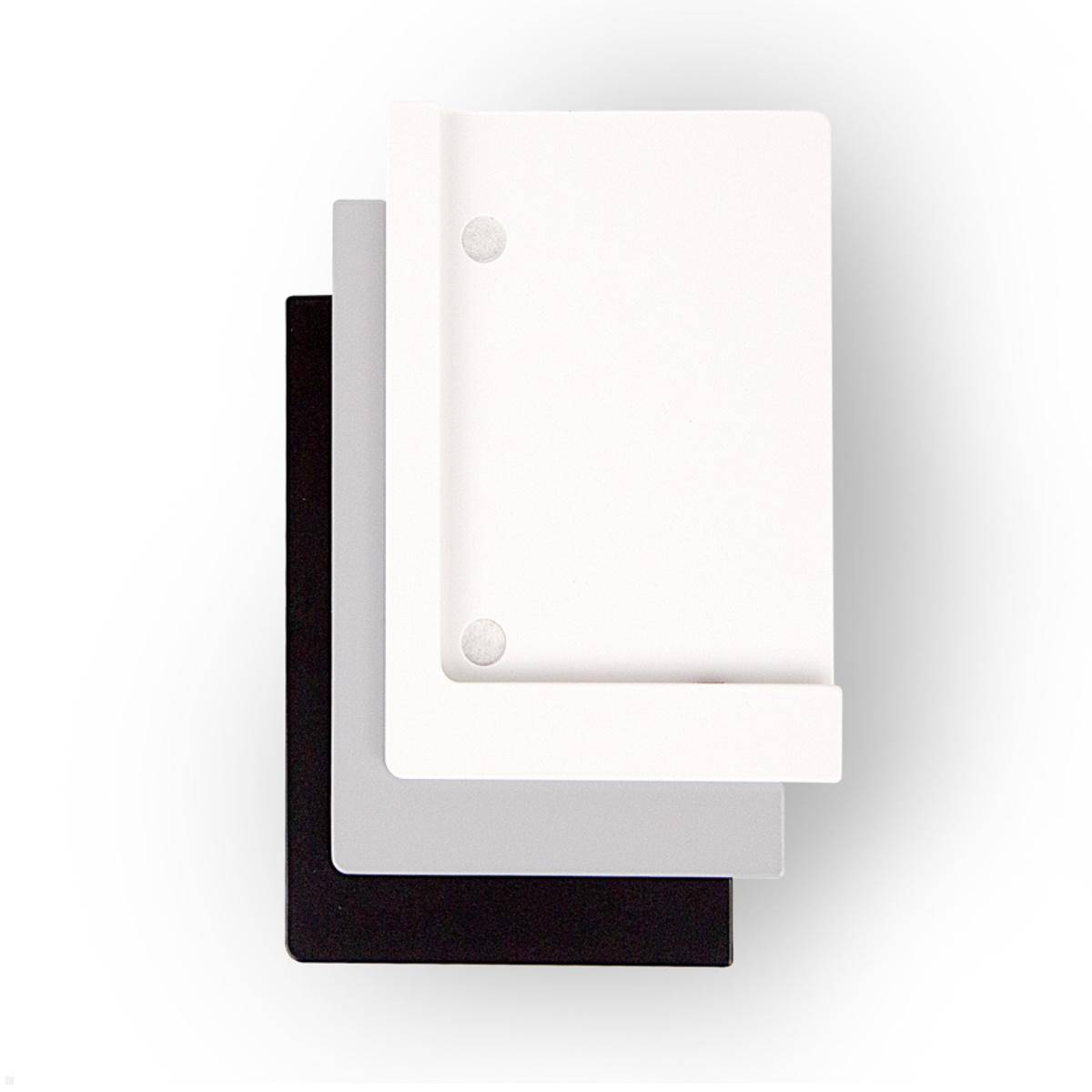 Drei rechteckige Lesezeichen in Schwarz, Grau und Weiß, die in einer aufgefächerten Anordnung auf einem weißen Hintergrund gestapelt sind.