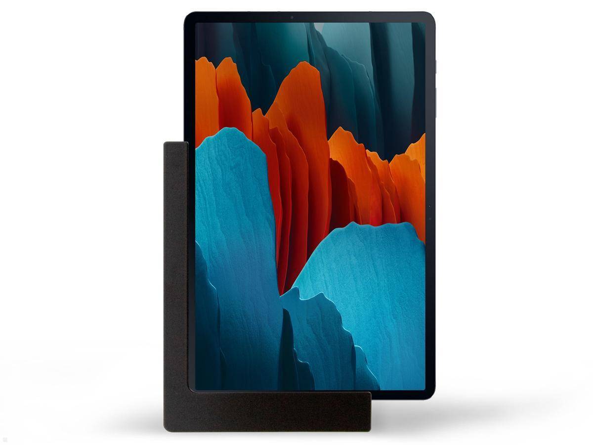 Eine schwarze Tablette mit einem farbenfrohen abstrakten Bildschirm, der blaue und orange Formen zeigt. Der Bildschirm wird teilweise von einem schwarzen L-förmigen Ständer verdeckt.