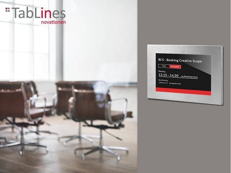 Konferenzraum mit modernen Stühlen, im Hintergrund unscharf. Eine an der Wand montierte digitale Anzeige zeigt 'BCS - Booking Creative Scope', Datums- und Zeitangaben.