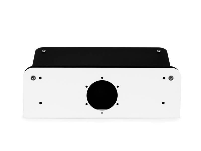 Eine weiße Metallhalterung mit einer zentralen kreisförmigen Öffnung und mehreren kleineren Löchern rund herum zur Befestigung, vor einem schlichten Hintergrund.