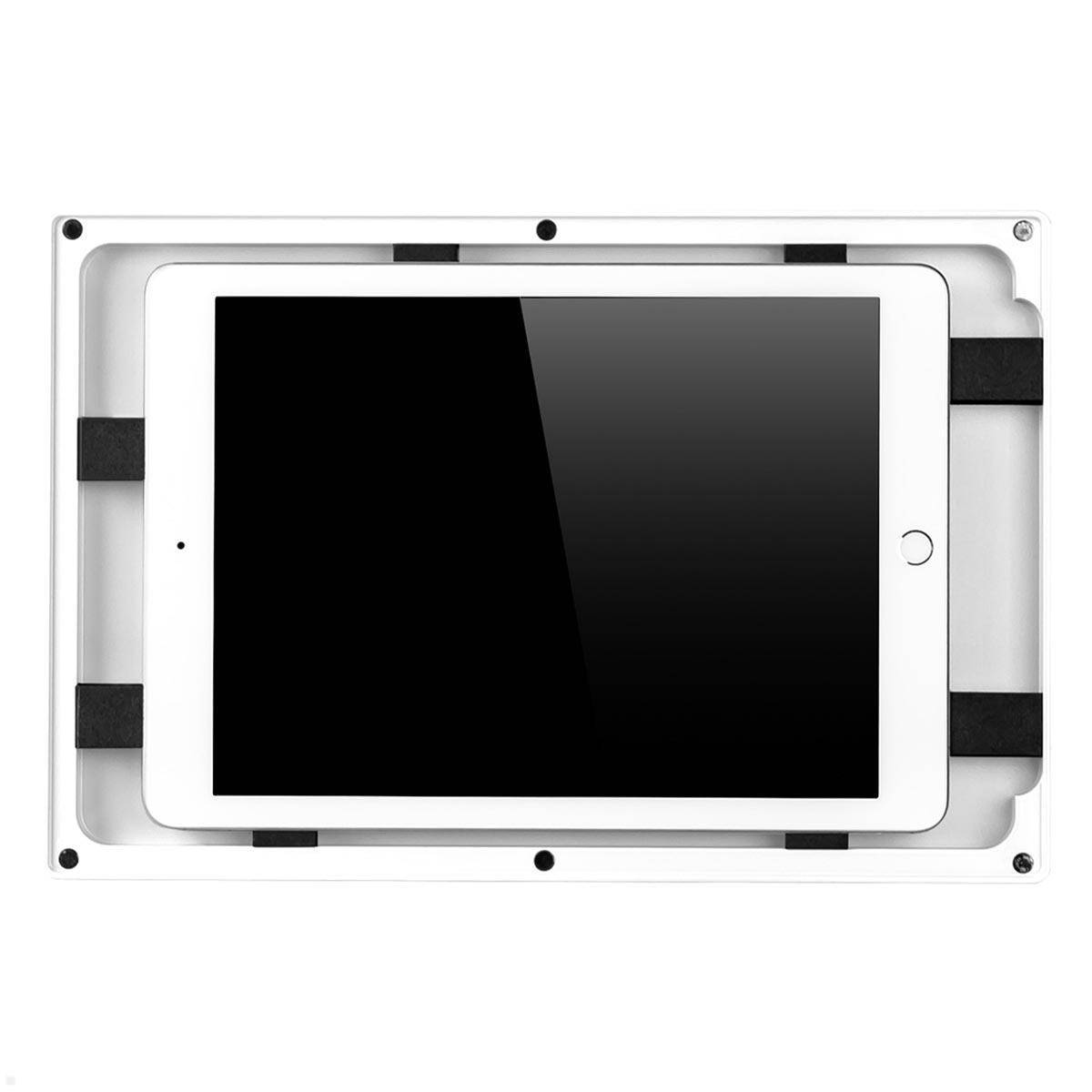 Ein Tablet, das in einem horizontalen Rahmen befestigt ist, mit schwarzen Riemen an den Ecken, vor einem einfarbigen weißen Hintergrund.