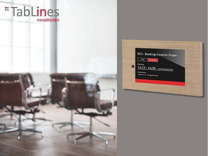 Schild am Büroeingang zeigt Verfügbarkeit des Besprechungsraums: 'BCS - Booking Creative Scope', belegt bis 14:30 Uhr von 'Sky Marketing Team'.