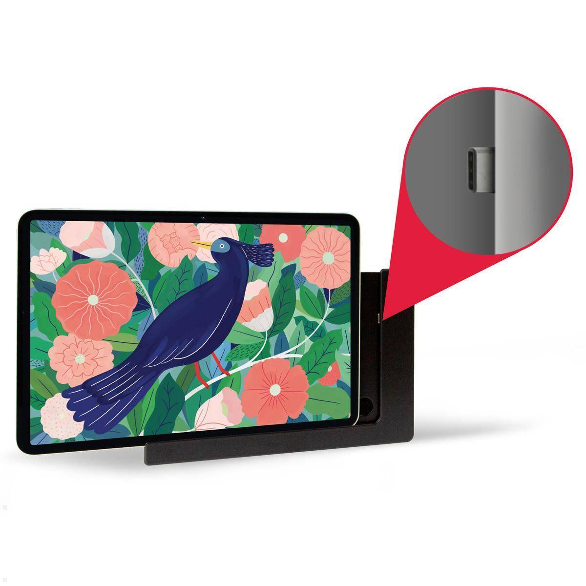 Tablet mit Blumen- und Vogelillustration auf dem Bildschirm, auf einem Ständer platziert. Eine vergrößerte Ansicht zeigt einen USB-C-Anschluss an der Seite des Ständers.