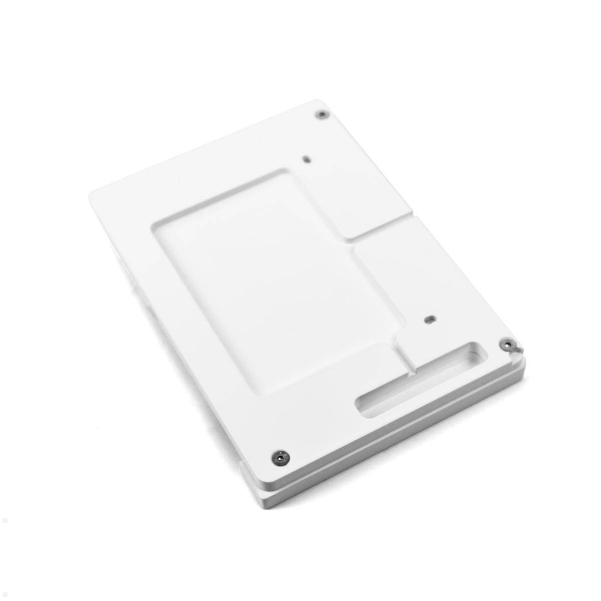 Eine weiße, rechteckige Kunststoffabdeckung mit Schraubenöffnungen und Aussparungen, möglicherweise ein Bestandteil eines Gehäuses, die auf einem einfarbigen weißen Hintergrund gezeigt wird.