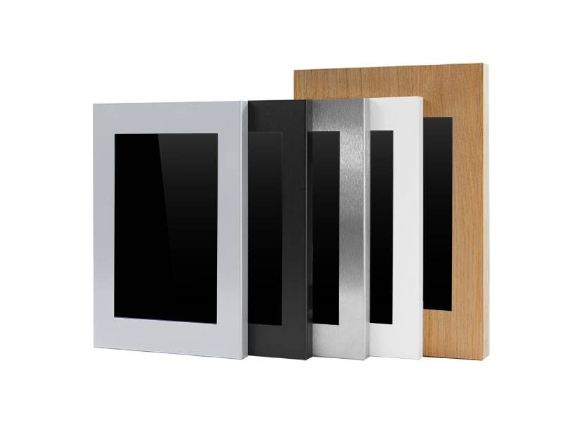 Fünf digitale Fotorahmen in verschiedenen Farben – Silber, Schwarz, Metallic, Weiß und Holz – in einer gestaffelten Anordnung.