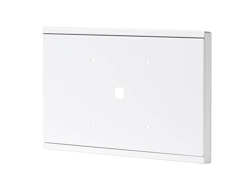 Eine weiße Montagehalterung mit einem zentralen quadratischen Ausschnitt und mehreren kleinen kreisförmigen Löchern, entwickelt zum Befestigen oder Anbringen eines Objekts.