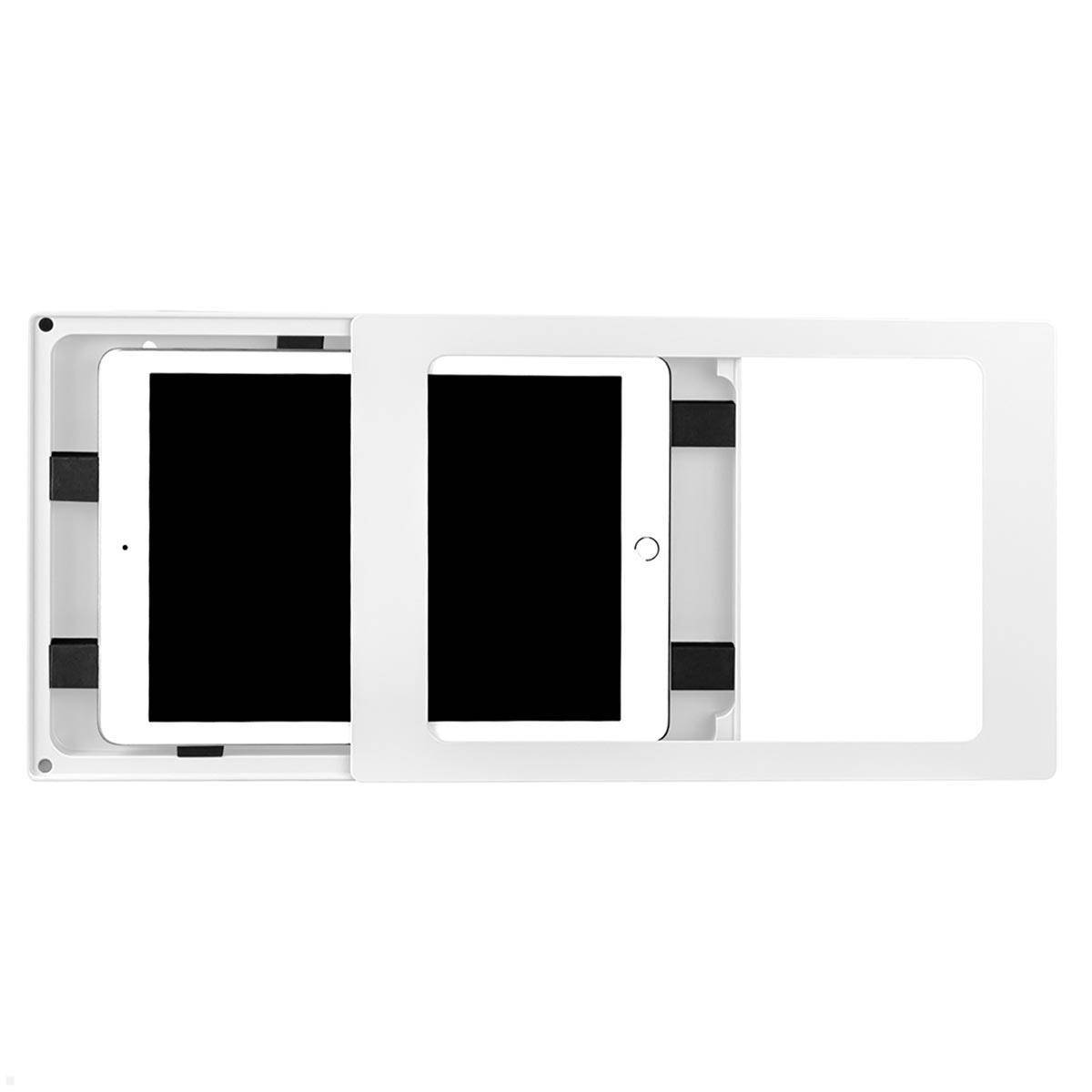 Eine weiße Wandhalterung, die ein Tablet teilweise verdeckt. Der Bildschirm ist sichtbar und von einem eleganten weißen Rahmen umgeben, der für eine sichere Präsentation konzipiert ist.