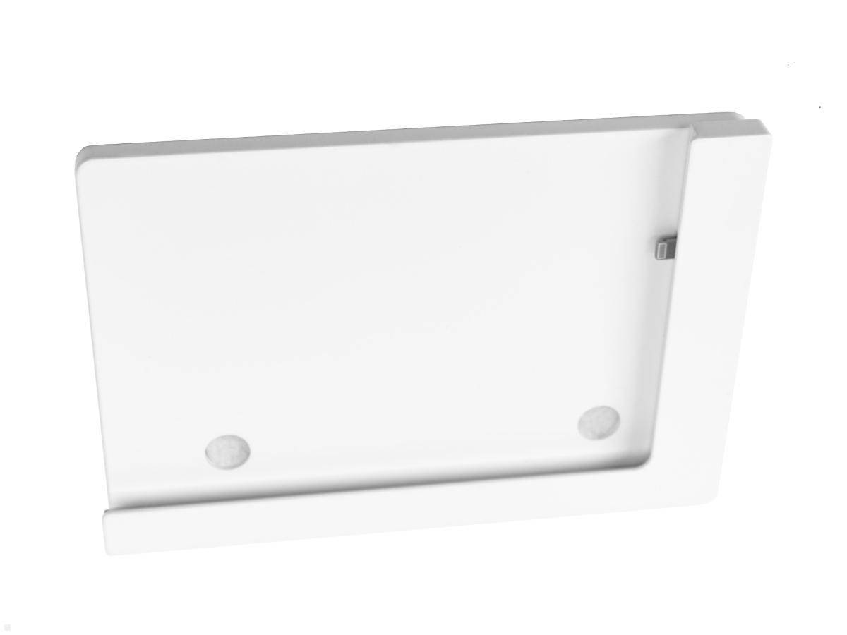 Ein rechteckiges weißes Tablett mit drei Löchern, zwei in der Mitte nahe dem unteren Rand und eines in der oberen rechten Ecke, aus einem Blickwinkel betrachtet.