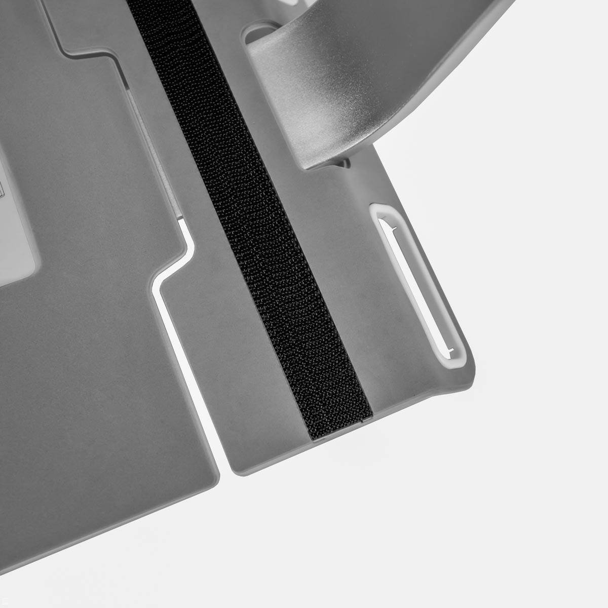 Humanscale M2.1 Laptop Wandhalterung mit Schwenkarm schräg, weiß