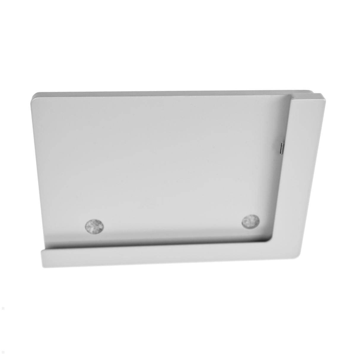 Ein modernes weißes Wandregal mit zwei kleinen eingelassenen Leuchten, von unten betrachtet.