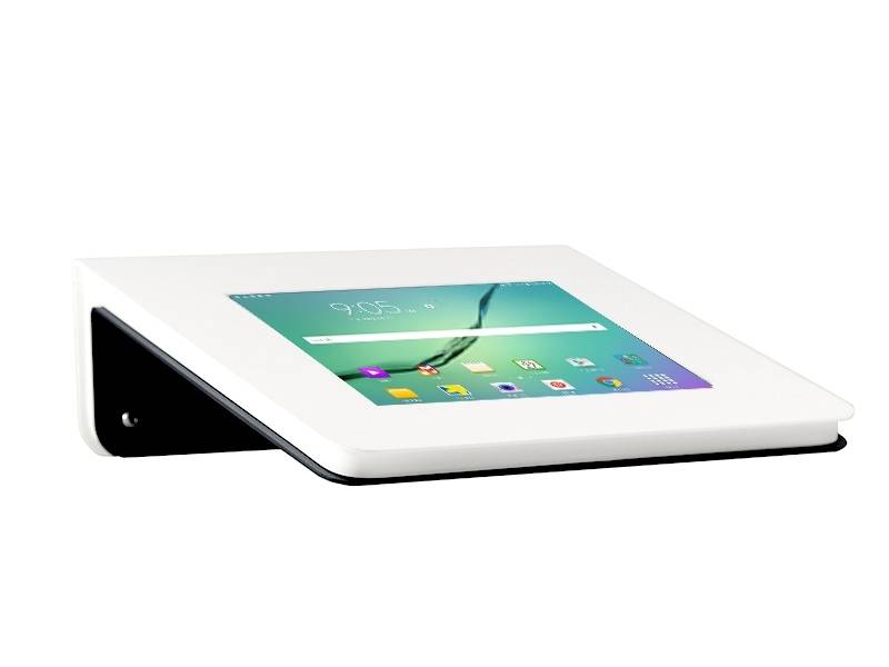 Ein weiß gerahmtes Tablet liegt flach, auf dessen Startbildschirm mehrere App-Symbole zu sehen sind. Der Bildschirm zeigt die Zeit als 9:05 Uhr an.