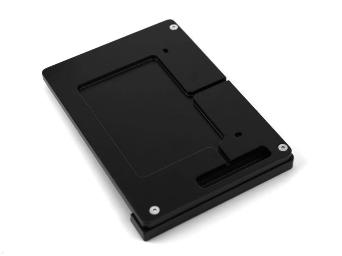 Eine dünne, schwarze Metalletui für Karten mit elegantem, minimalistischem Design, das an den Ecken Schrauben zur Sicherung des Inhalts aufweist.