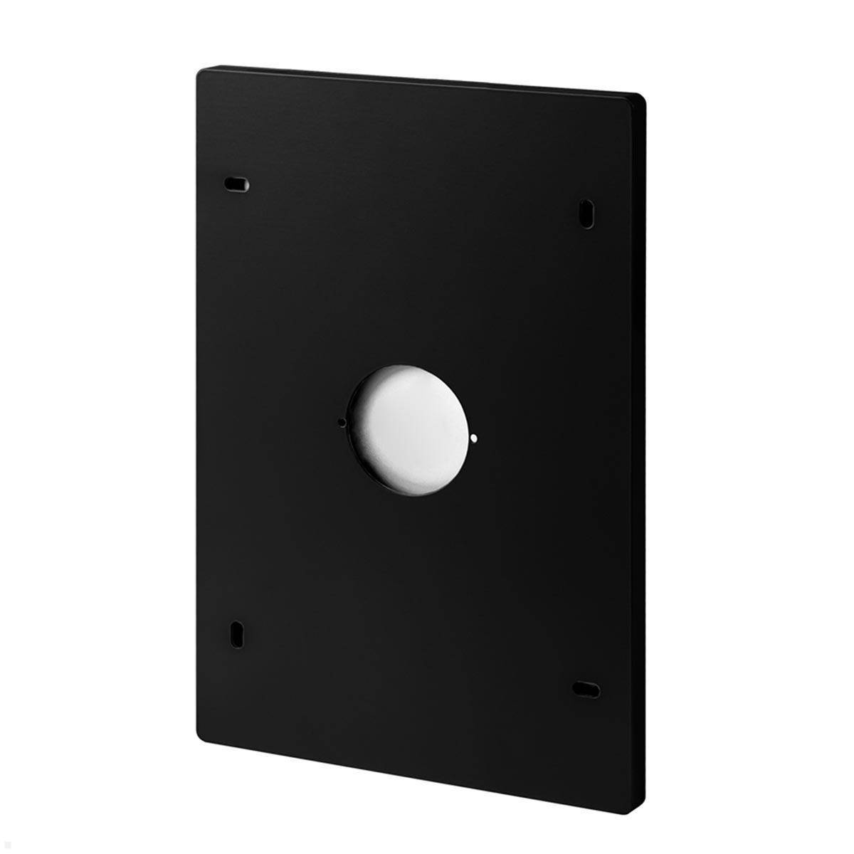 Eine schwarze Wandhalterung mit Montagebügel zur Befestigung eines Objekts, die einen kreisrunden Ausschnitt in der Mitte zur Passung und Ausrichtung aufweist.
