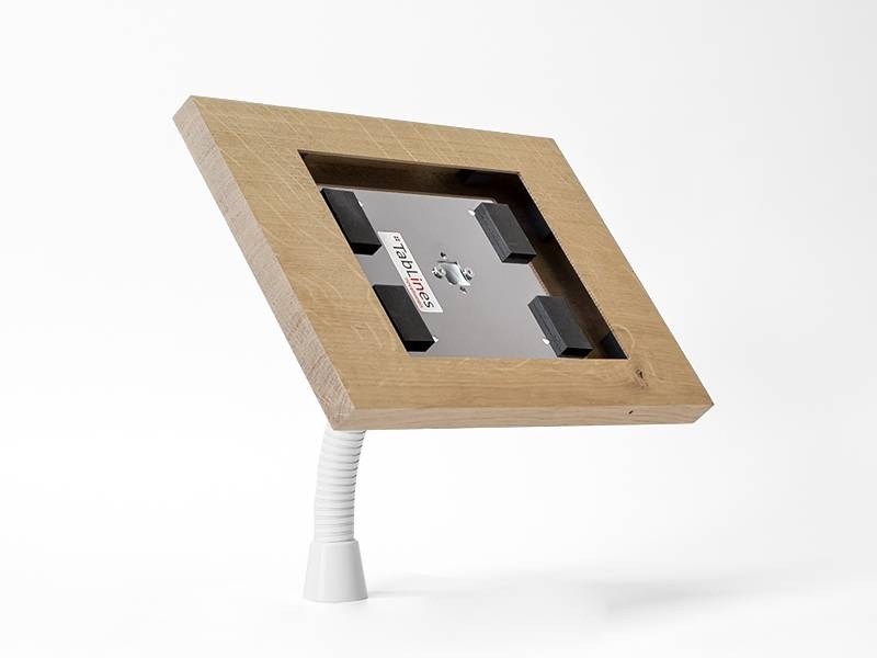 Ein Holzbilderrahmen auf einem flexiblen weißen Ständer, der seine Rückseite mit Befestigungszubehör und einem teilweise sichtbaren Etikett mit der Aufschrift ‚fabio' zeigt.