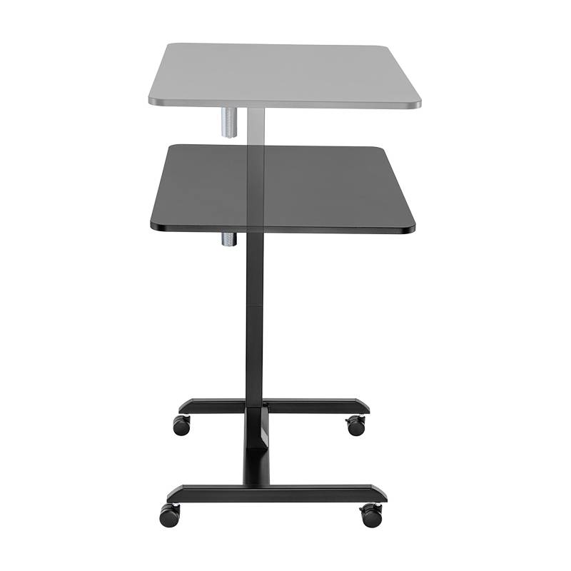 Höhenverstellbarer Tisch auf Rollen, in niedriger und hoher Position dargestellt. Schwarze Ausführung, schlankes Design, ideal für flexible Arbeitsplatzgestaltungen.